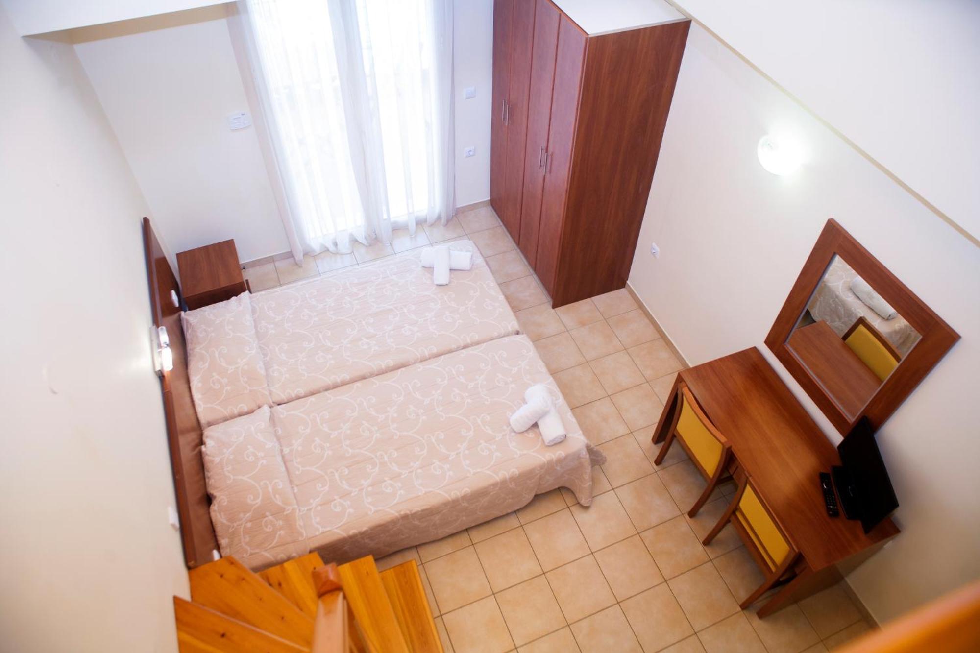 Summertime Inn Nikiana Bilik gambar