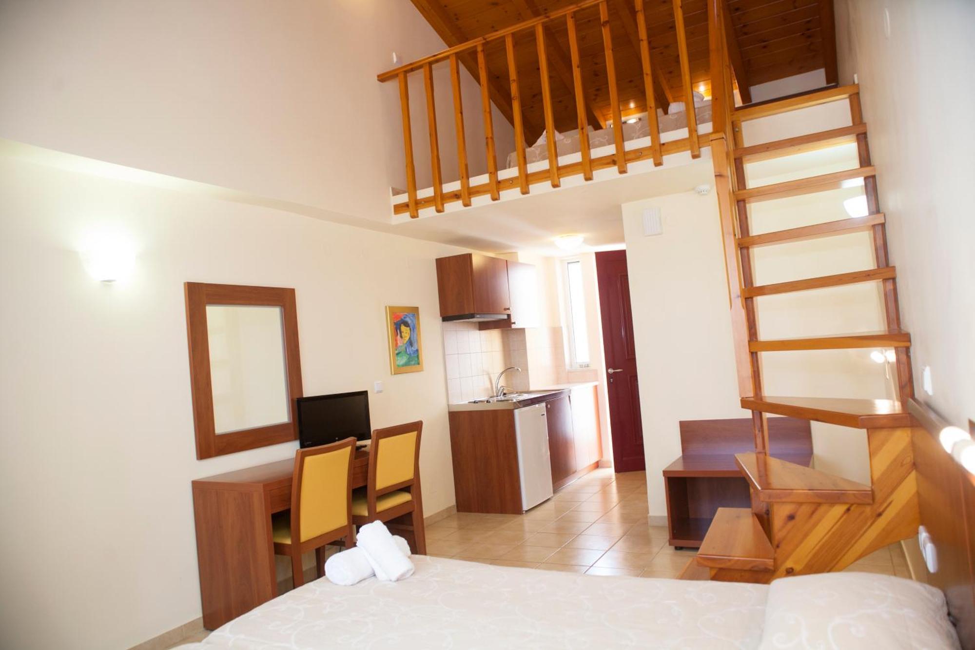 Summertime Inn Nikiana Bilik gambar